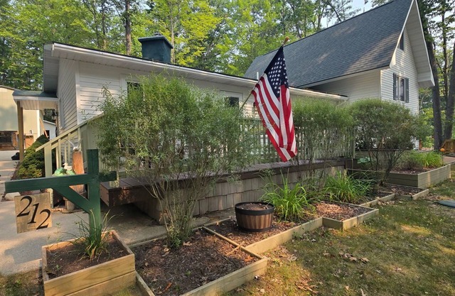 Quiet Higgins Lake home close to ATV trail, Boat Launch, and Silver Dollar!