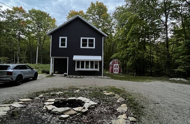 Quiet Home in the woods