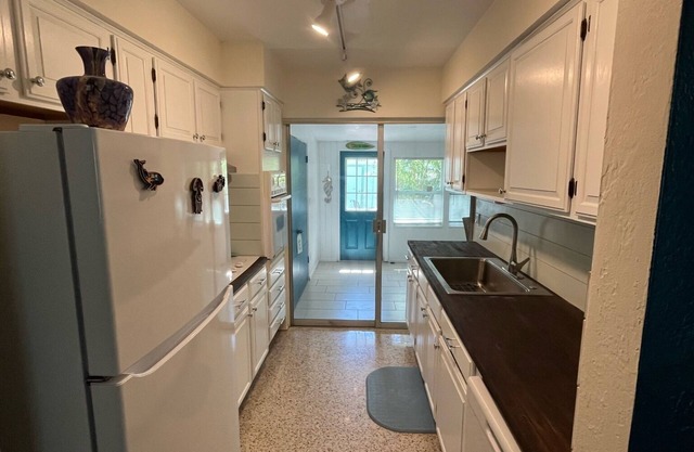 Quiet home moments from a nature preserve, marina and beaches “Pet friendly”