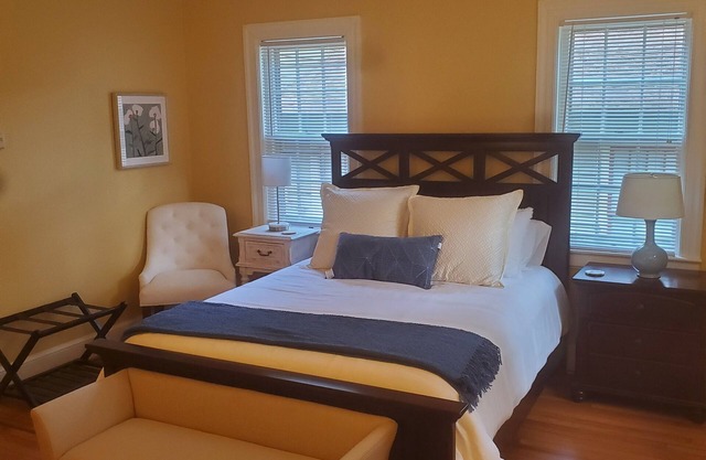 Quiet, home-style stay in historic Washington Park neighborhood.