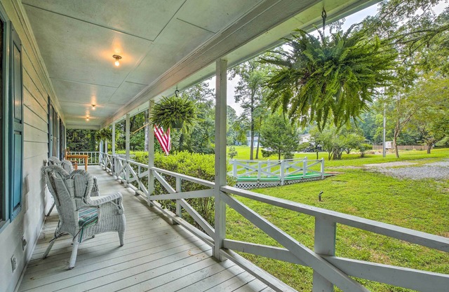 Quiet Home w/ Fire Pit - 1 Mi to Downtown Acworth!