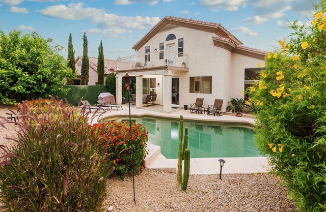 Maison calme avec vue sur la montagne et piscine 4BD / 3BTH dans le quartier familial - 12 personnes