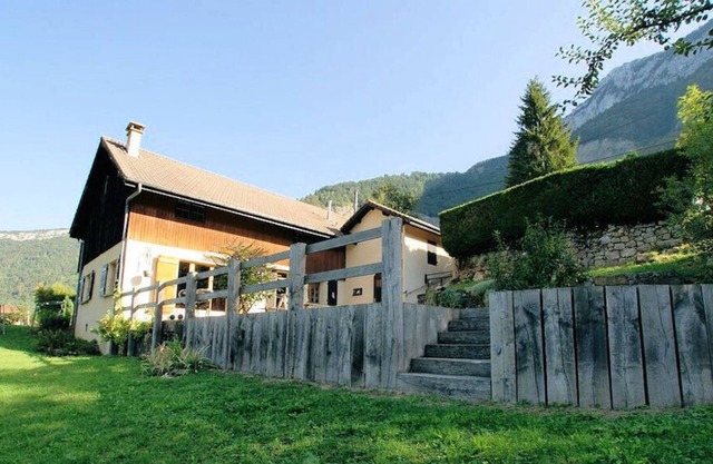 Maison et jardin au calme, entre lac et montagnes