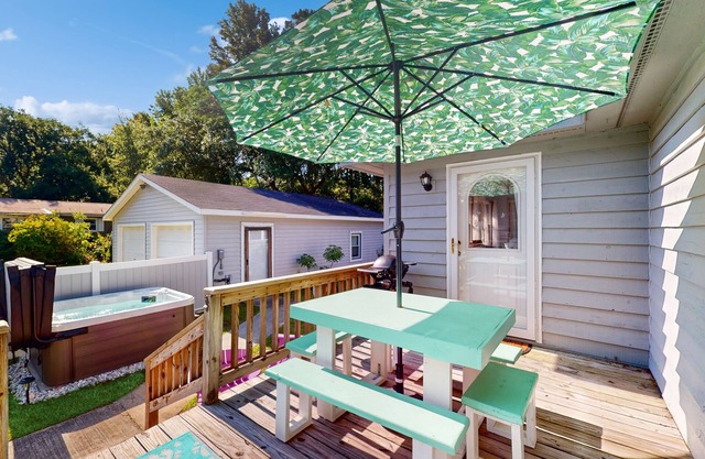Quiet house close to the beach w/private hot tub, dog-friendly yard, game room