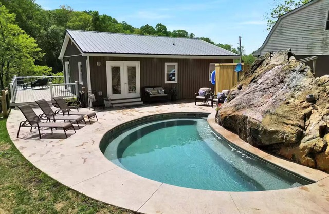 Quiet house heated pool & waterfall open all year