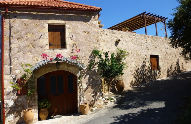 MAISON AVEC PISCINE AU CALME DANS UN JOLI VILLAGE A 30 KM DE LA CANEE
