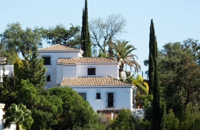 Quiet Idyllic Villa in the hills behind the coast .