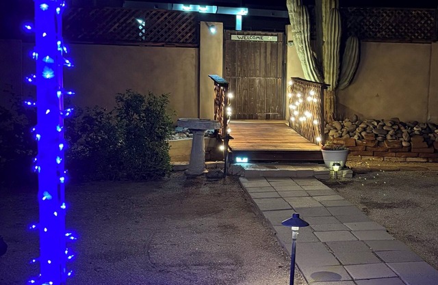 Quiet in-law suite in charming Cave Creek.nPrivate entrance with private patio