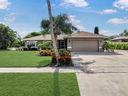 Quiet inland home with pool, two queen beds and grill