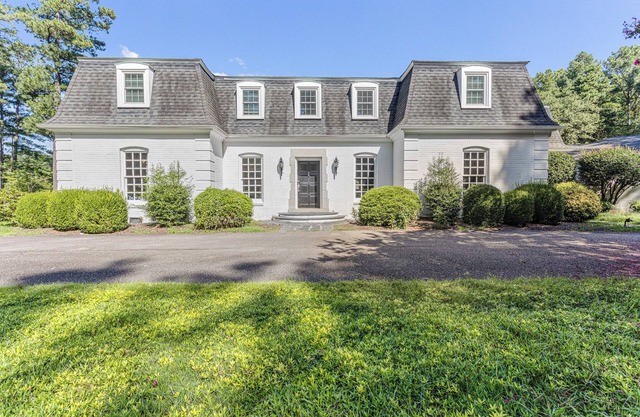 Quiet lake view w/ spacious rooms! Movie room & more