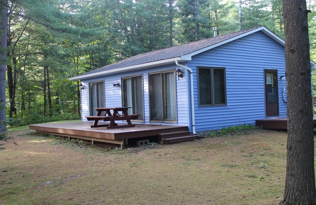 Cabine au bord du lac tranquille avec foyer, plage et quai privés