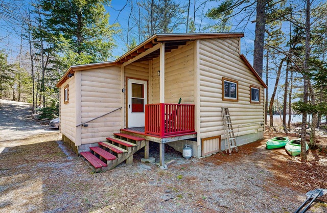 Chalet au bord du lac tranquille w / foyer, plage privée et attitude des chiens