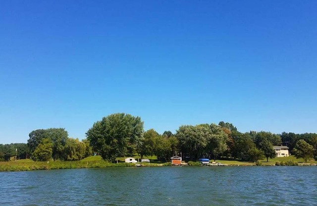 Maison au bord du lac calme sur 5 acres