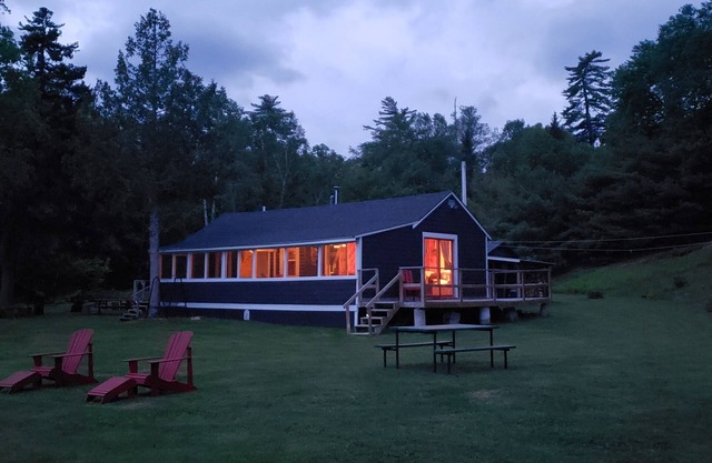Calme Lakeside Rangeley Lake Cabin