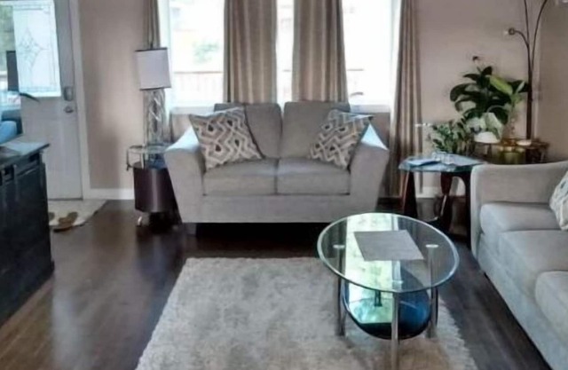Quiet location 10 minutes from airport. Great outdoor options and accessibility