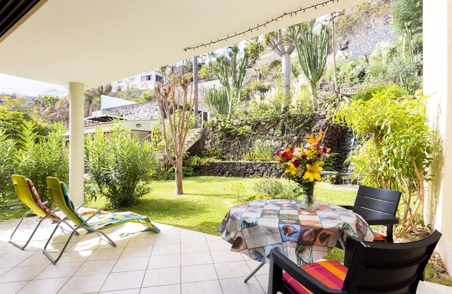 endroit calme, 2 terrasses, 2 jardins, avec piscine, barbecue et parking