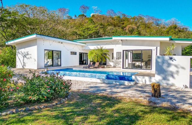This house is a 3 bedroom(s), 3.5 bathrooms, located in Villareal, Guanacaste.