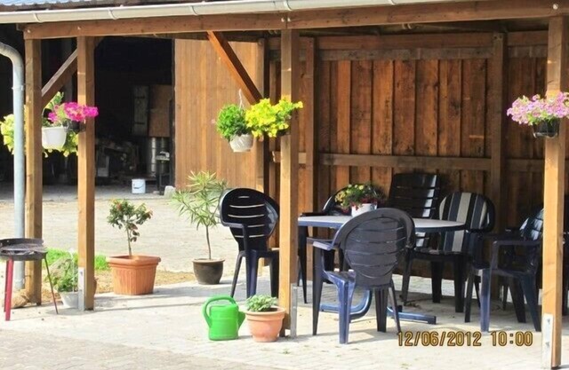 Situation calme, beaucoup d'espace pour jouer, grand jardin, service de pain