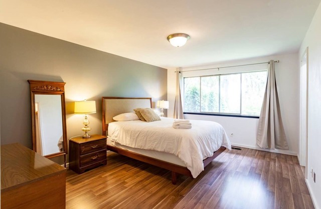 Midcentury Modern Home Home-Lake Views, WIFI, & Parking. 3 Bdms, 1. 5 Bains.