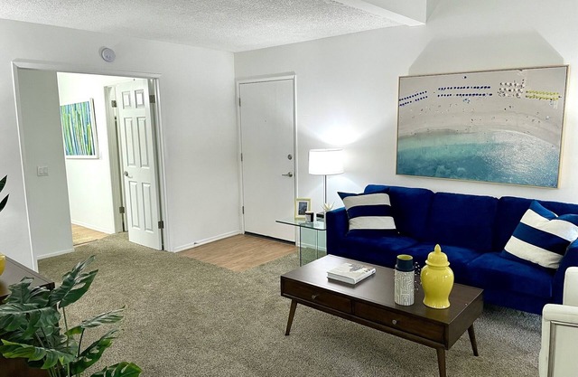 Quiet Modern Stay in Anaheim! Close to Disneyland and Knotts!