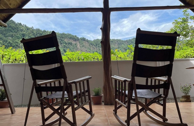 Quiet Mountain Home, 20-minute drive to Playa Dominical