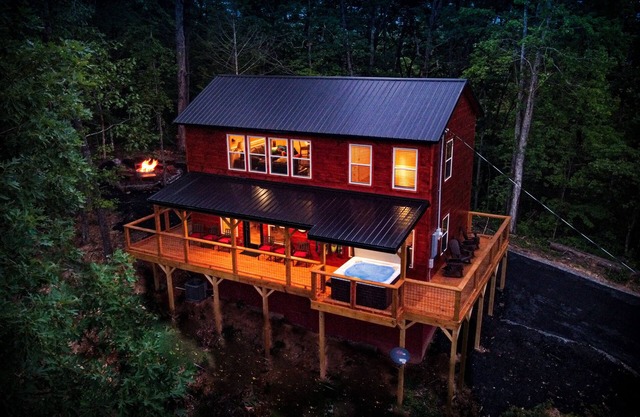 Quiet Mountain Top Cabin: Private, Top Location, VIEWS!