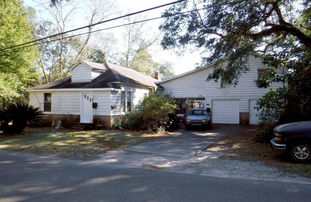 Quiet neighborhood near beaches, bayou and historic downtown Ocean Springs.