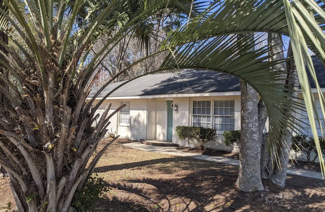 Quiet oasis minutes from the beach!