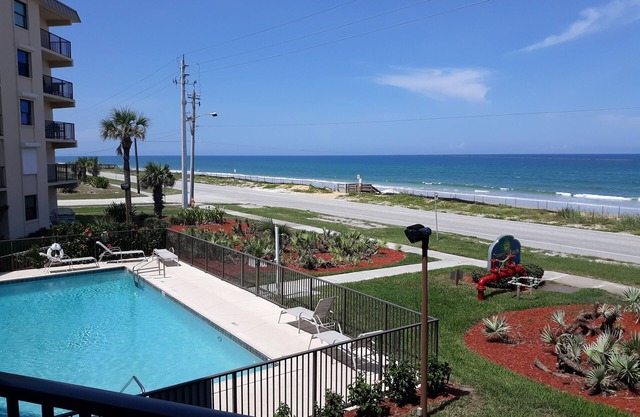 Condo calme en bord de mer, 2 chambres / 2 salles de bain, à quelques pas de la plage