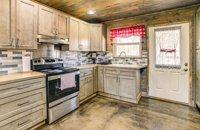 Quiet + Peaceful Vacation Rental Home in Benton!