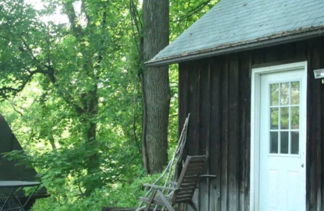 Quiet Pied a Terre In Woodsy Village