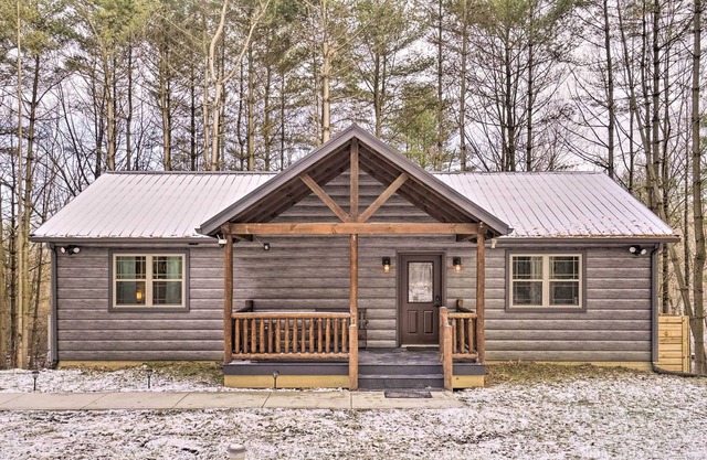 Quiet Pines Cabin Hocking Hills w/Hot Tub & Pond