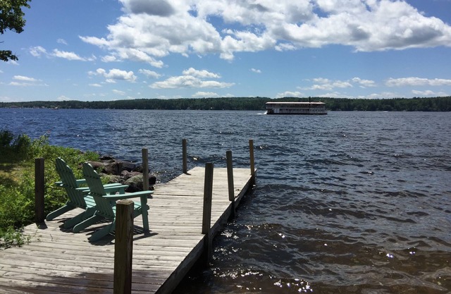 Vue magnifique sur le lac Long, regardez passer la rivière Queen, confortable, calme et paisible!