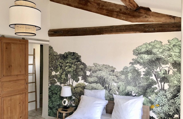 Calme, charme provençal, vues sur Palais, chambre climatisée, coeur intramuros