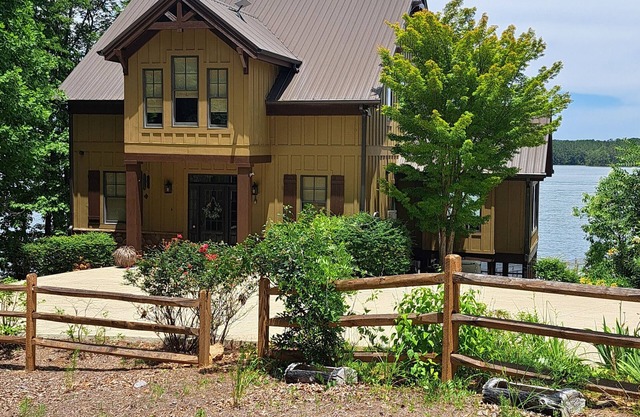Quiet Reflections Spacious 5-BR house with Outstanding Views, Hot Tub Sleeps 14