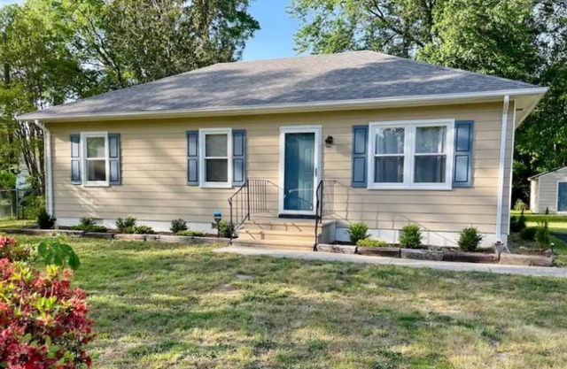 Quiet relaxing stay in a trendy 3 bedroom home.