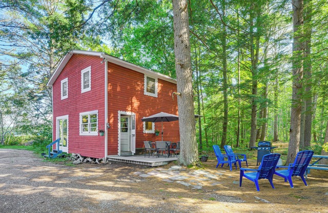 NOUVEAU! Bord de l'eau Panther Pond Cottage w / Deck + Grill
