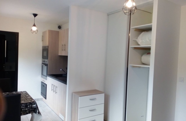 Studio rénové au calme
