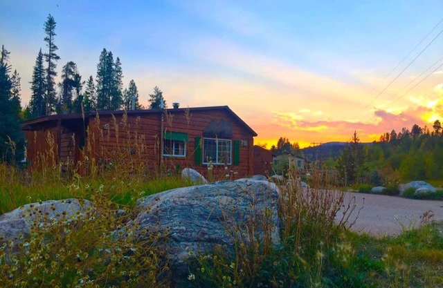 Retraite tranquille avec cour privée à Grand Lake Village!