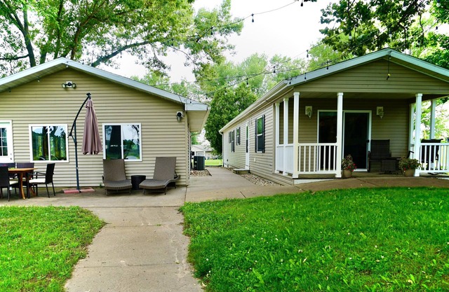 Quiet River Front Home With Additional Rec Area. Near Potosi Brewery