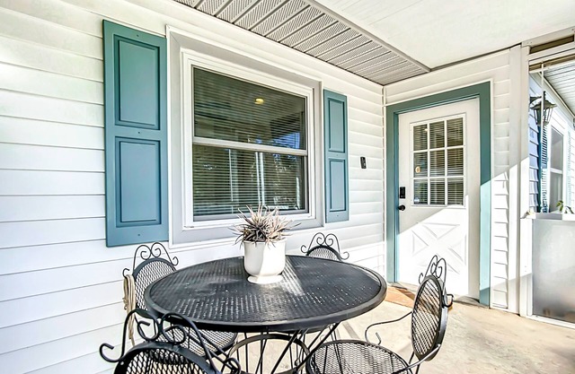 Quiet Riverside Cottage in Downtown Bonita Springs