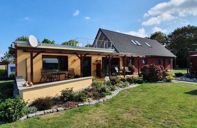 Bungalow situé au calme avec une terrasse donnant sur l'eau et dans la nature