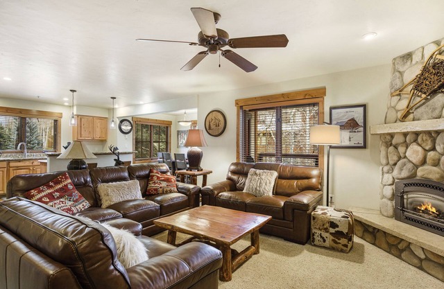 Quiet - Spacious- On Ski Bus Line - Community Hot Tub