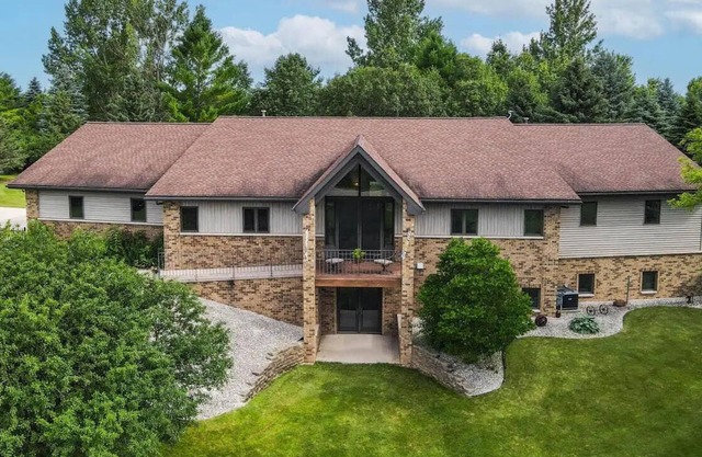 2025 NFL Draft!!! Spacious 5-Bedroom Retreat House In Chilton, WI!