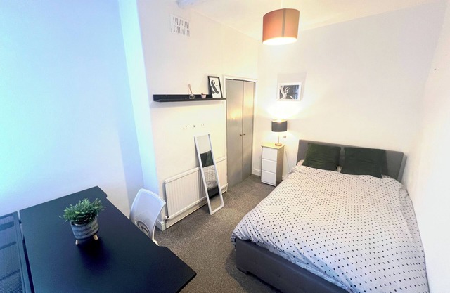 Quiet spacious room in Salford-Samson PLAB