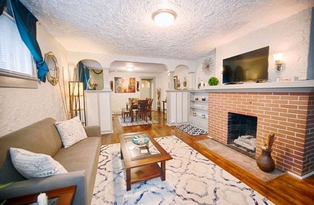 Base parfaite pour votre voyage Indy! Duplex 3bd / 1bth !!