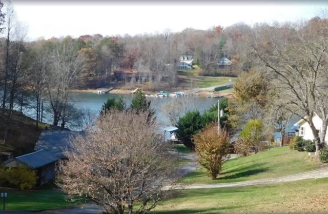 Quiet Townhouse - Cozy Gas Fireplace - Near Lake Chatuge