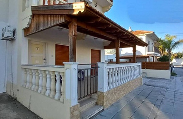 Quiet Two Bedroom Apartment, Five Minutes From Forest Beach, Shops / Restaurants
