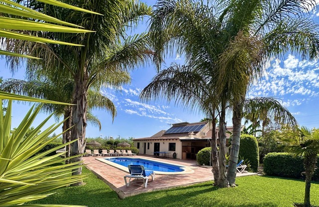 Quiet Villa with heated swimming pool, barbecue and views.