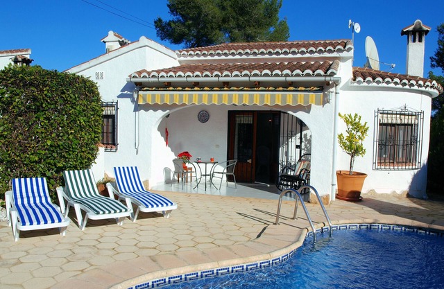 Villa calme avec piscines privées et communes et tennis. A quelques minutes à pied de la plage.